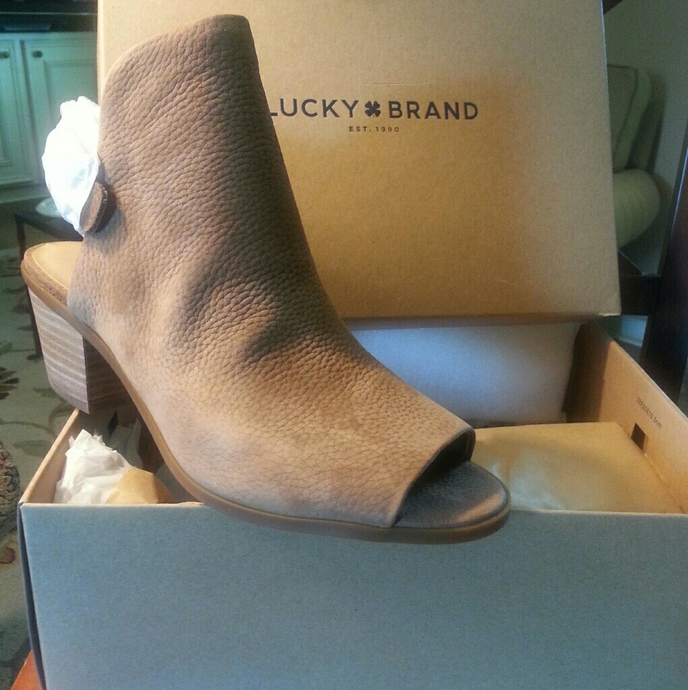 NWT Lucky Brand nubuck brand new peep toe booties